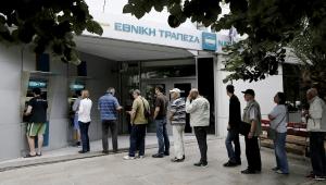 Sobota 27 czerwca 2015, kolejka przed greckim bankomatem należącym do National Bank of Greece