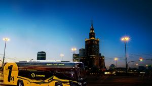 Scania pod brandem SuperPKS w centrum Warszawy. W ramach tego projektu jeżdżą też Volvo i Mercedesy